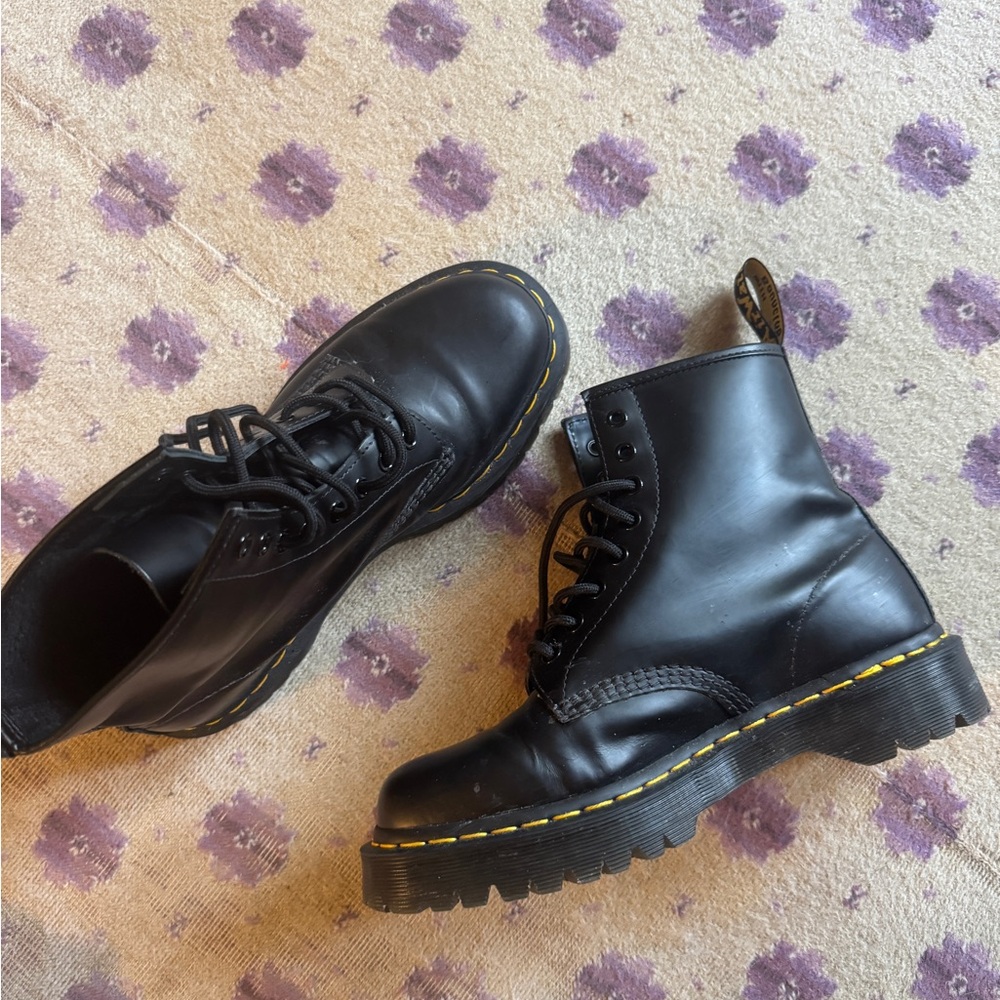 Black Leather Boots DOC MARTENS worn once.